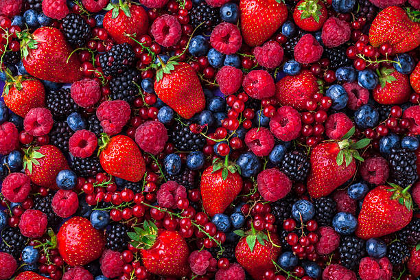 rood fruit, zomerfruit, bosvruchten, frambozen, aardbeien, blauwe bessen, bramen